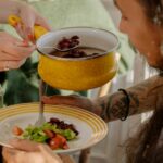 Miért érdemes néha a barátnőkkel közös főzőestet szervezni az éttermi vacsora helyett?