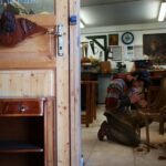 Hogyan vágjunk bele a régi bútorok felújításába akár a garázsban is