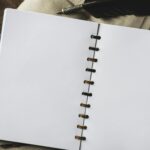 Miért érdemes újra elővenni a papírt és a tollat a gondolataink rendezéséhez