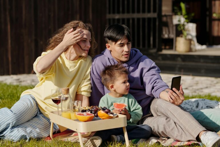 Így segíthetünk a gyerekeknek eligazodni a közösségi média zavaros világában