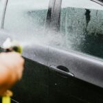 Miért érdemes néha saját kezűleg lemosni az autót a gépi mosó helyett?