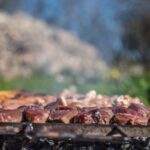 Hogyan készíthetünk valóban szaftos és omlós húsokat a kerti grillezőn?