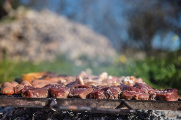 Hogyan készíthetünk valóban szaftos és omlós húsokat a kerti grillezőn?