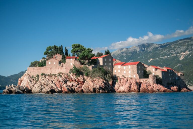 Érdemes letérni a kitaposott ösvényről a montenegrói hegyek és öblök között
