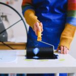 Így vághatunk bele a linómetszésbe akár a konyhaasztal sarkán is
